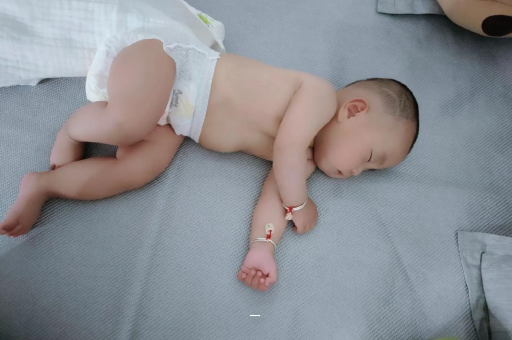 乳山宝宝总是摇头怎么回事